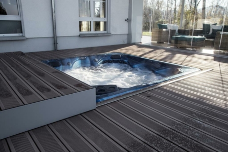 Whirlpool in Terrassendeck integriert