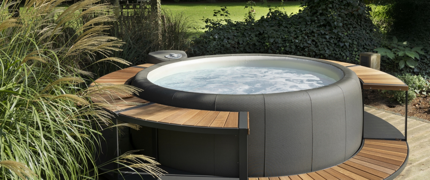 Softub Whirlpool in Tweed mit Umrandund Stausee