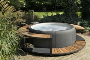 Softub Whirlpool in Tweed mit Umrandund Stausee