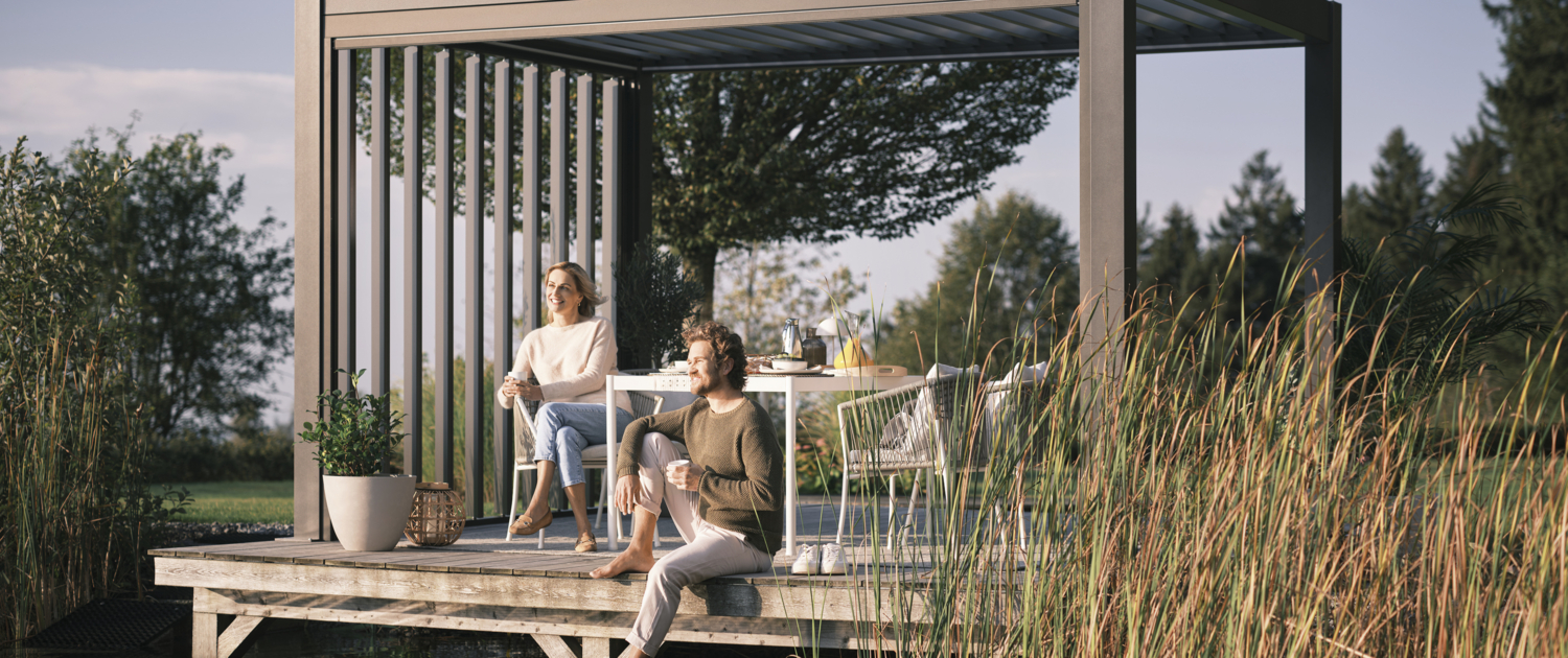 Pavillon am See Paar geniesst Sonnenuntergang